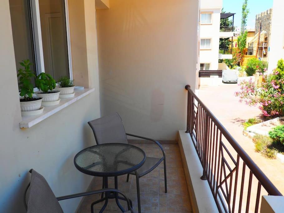 A Stone'S Throw From Everything Paphos ภายนอก รูปภาพ